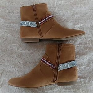 NWOB Indigo Rd 9M Pom Pom Embroidered Glitter Faux